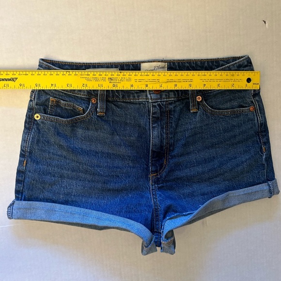 Universal Thread Blue Jean Shorts Cuffed in medium wash Sz-6/28. D11 - Picture 7 of 8